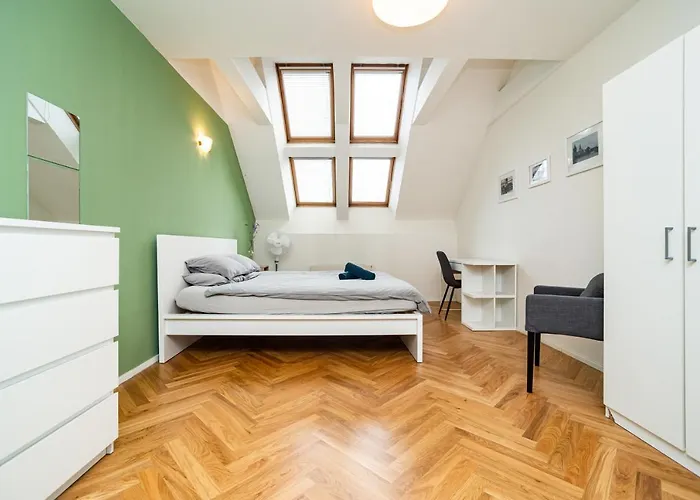 Central, Spacious, Modern 5 Bedrm Duplex W/balcony Apartamento