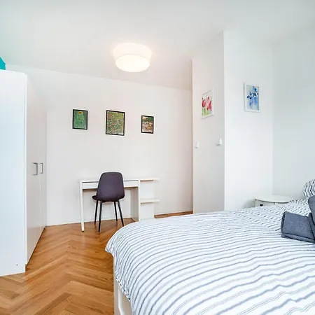 Central, Spacious, Modern 5 Bedrm Duplex W/balcony Daire