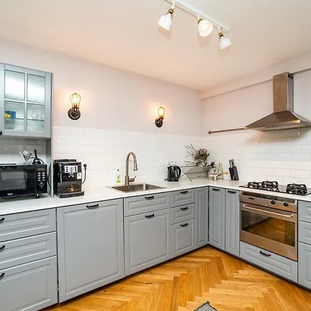 Appartamento Central, Spacious, Modern 5 Bedrm Duplex W/balcony Praga