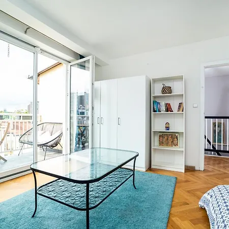 Central, Spacious, Modern 5 Bedrm Duplex W/balcony Appartamento