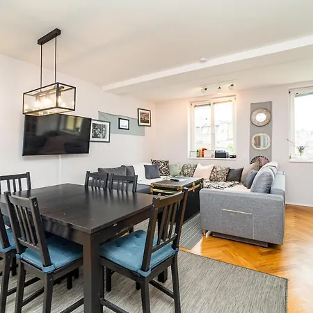 Central, Spacious, Modern 5 Bedrm Duplex W/balcony Appartamento