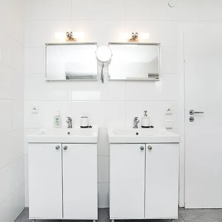 Appartamento Central, Spacious, Modern 5 Bedrm Duplex W/balcony