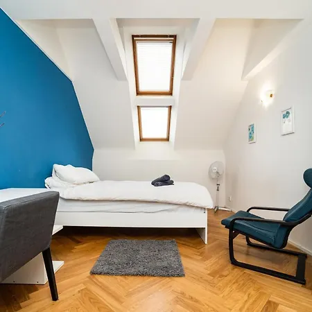 Central, Spacious, Modern 5 Bedrm Duplex W/balcony Praga