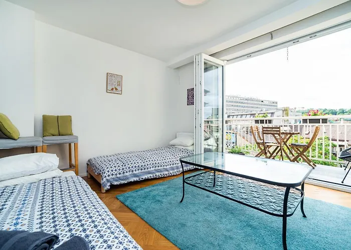 Lejlighed Central, Spacious, Modern 5 Bedrm Duplex W/balcony