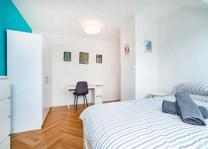 Central, Spacious, Modern 5 Bedrm Duplex W/balcony 아파트