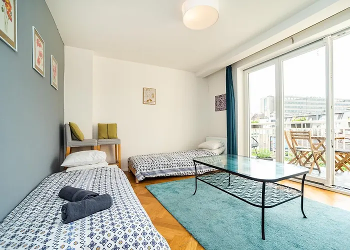 Central, Spacious, Modern 5 Bedrm Duplex W/balcony