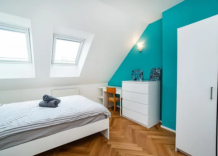 Central, Spacious, Modern 5 Bedrm Duplex W/balcony