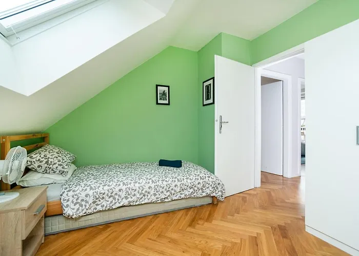 Central, Spacious, Modern 5 Bedrm Duplex W/balcony * 프라하
