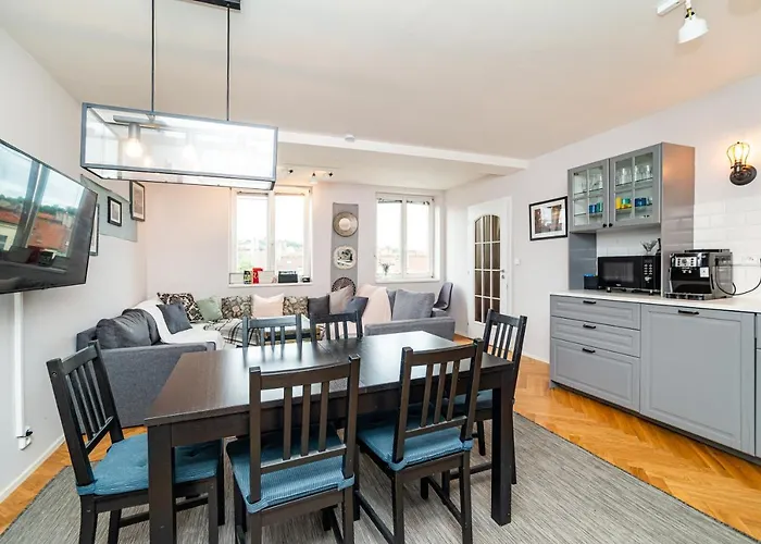 아파트 Central, Spacious, Modern 5 Bedrm Duplex W/balcony *