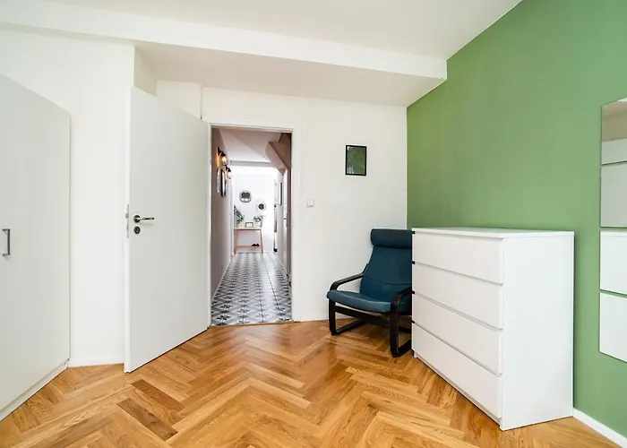 Central, Spacious, Modern 5 Bedrm Duplex W/balcony *