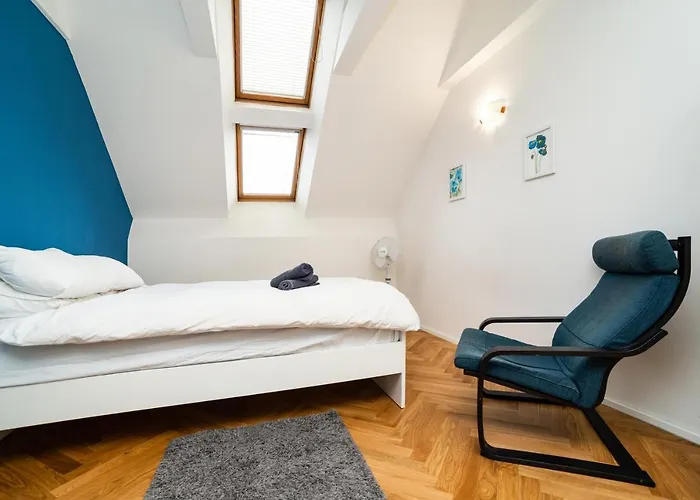 Central, Spacious, Modern 5 Bedrm Duplex W/balcony *