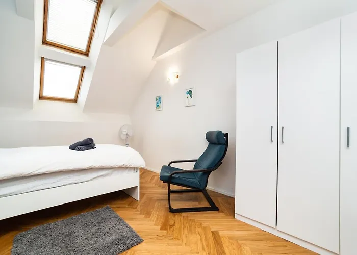 Central, Spacious, Modern 5 Bedrm Duplex W/balcony 아파트 *
