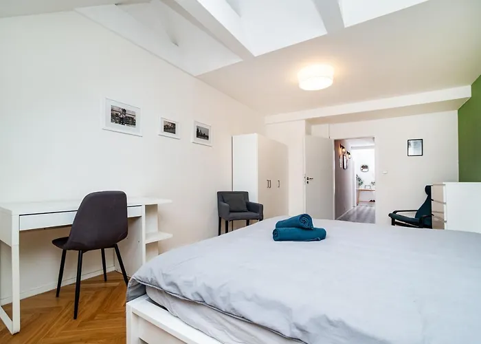Central, Spacious, Modern 5 Bedrm Duplex W/balcony *