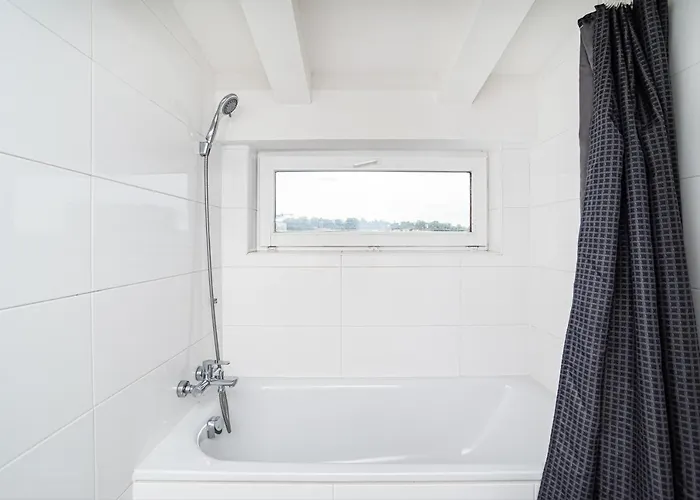 Central, Spacious, Modern 5 Bedrm Duplex W/balcony *