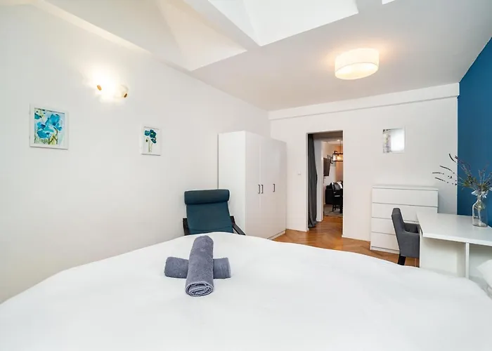 아파트 Central, Spacious, Modern 5 Bedrm Duplex W/balcony 프라하