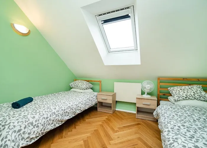 Central, Spacious, Modern 5 Bedrm Duplex W/balcony 아파트 *