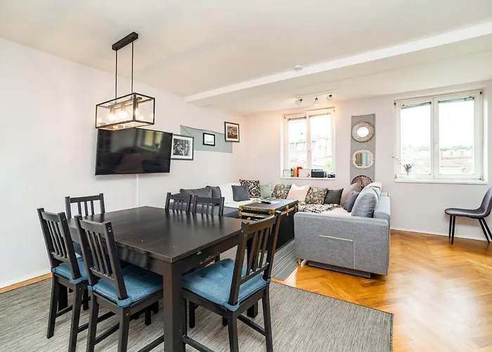 Central, Spacious, Modern 5 Bedrm Duplex W/balcony 아파트