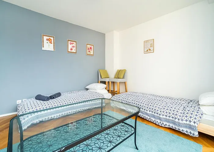Central, Spacious, Modern 5 Bedrm Duplex W/balcony 아파트 *