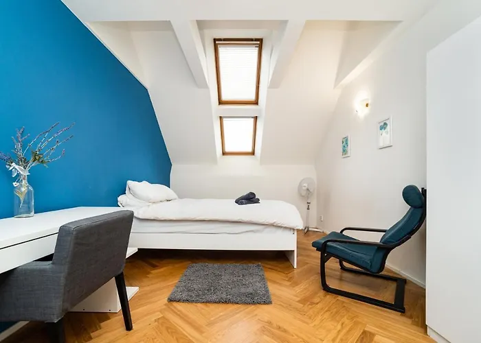 Central, Spacious, Modern 5 Bedrm Duplex W/balcony 프라하