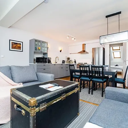 Central, Spacious, Modern 5 Bedrm Duplex W/balcony Apartmán *