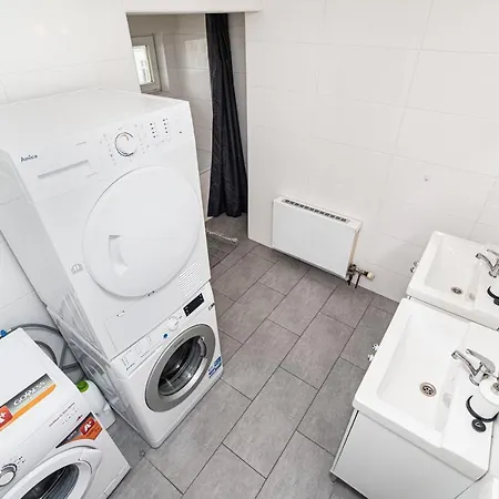 Apartment Central, Spacious, Modern 5 Bedrm Duplex W/balcony