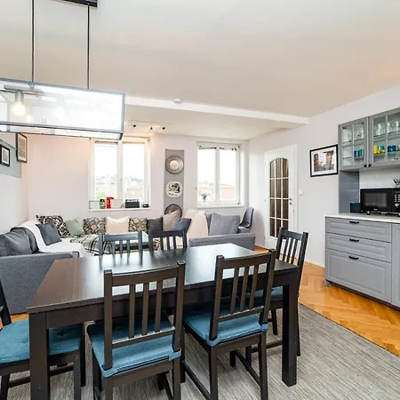 Apartmán Central, Spacious, Modern 5 Bedrm Duplex W/balcony *