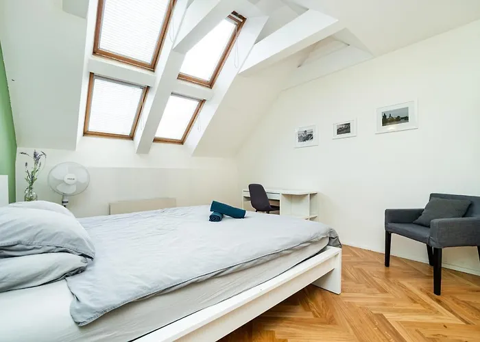 Central, Spacious, Modern 5 Bedrm Duplex W/balcony