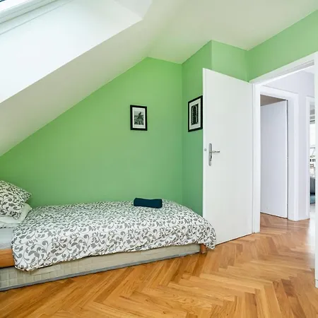 Central, Spacious, Modern 5 Bedrm Duplex W/balcony * Praga
