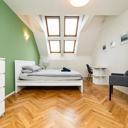 Central, Spacious, Modern 5 Bedrm Duplex W/balcony Apartamento