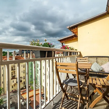 Central, Spacious, Modern 5 Bedrm Duplex W/balcony Apartamento
