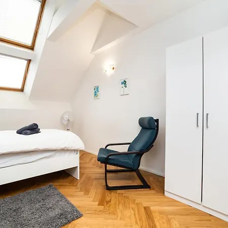 Central, Spacious, Modern 5 Bedrm Duplex W/balcony Apartamento *