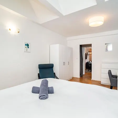 Apartamento Central, Spacious, Modern 5 Bedrm Duplex W/balcony Praga