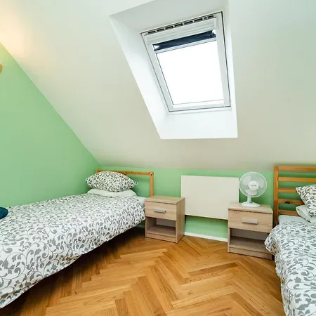 Central, Spacious, Modern 5 Bedrm Duplex W/balcony Apartamento *