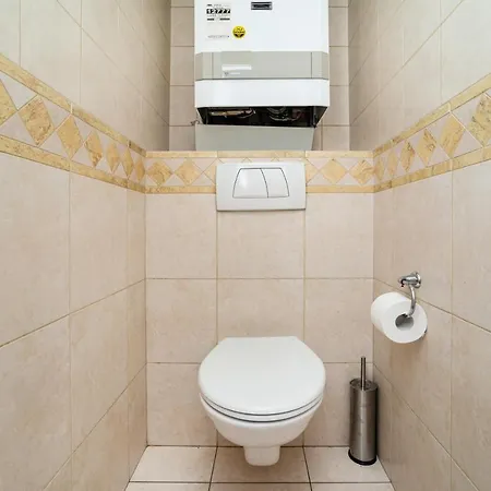 Central, Spacious, Modern 5 Bedrm Duplex W/balcony Apartamento